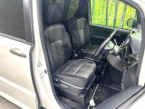 運転席まわりには十分なスペースがあり、大柄な方でもゆったり運転していただける環境です。