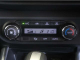 オートエアコンが付いています!1年中快適な室内を提供。車内温度を設定すると風量を自動で調整してくれます。