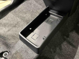 ティッシュ箱もぴったり収まるセンターフロアトレイ