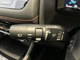 雨天時も安心して運転できるワイパーレバーを装備。様々なワイパーパターンを選択でき、視界を確保します。