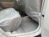 後部座席も十分な広さがあります!シートを倒せば荷物もさらに沢山積めますね♪