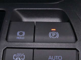 停車時にブレーキペダルから足を離しても車を停止状態に保つ機能で、信号待ちや渋滞での負担軽減に役立ちます。