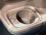 助手席側にも(前席/掘り込み式)ホットカップホルダー☆保温付で温活が車内でも実現♪600mlのペットボトルまで対応しておりスイッチ1つで温かい飲み物は保温を、冷たい飲み物は常温にしてくれます