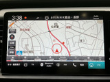 目的地設定やルート検索をスムーズに行える、高機能なナビゲーションシステムを搭載しています。最新の地図情報で、安心して快適なドライブをお楽しみください。