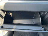 グローブボックスは広々収納。車検証や説明書などをまとめてしまいこめます♪