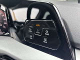 運転席右側にはタッチ式のライト操作部を配置。オートライトなどの機能をすっきりまとめています。