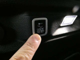 バンパー下部への足先操作でオープン可能なハンズフリー電動テールゲート装備。両手で荷物を抱えている時などでも、便利に使えます。