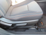 運転席はシートリフター(上下)がついており、自分に合った運転姿勢を取ることができます。