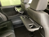 運転席・助手席の背もたれには、2列目シート用にカップホルダー付きの「格納式のシートバックテーブル」を装備しています。休憩時のちょっとした時間などカップを置いたり、小物置きに使えて便利です。