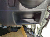 運転席側にインパネトレーがございます。