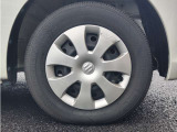 純正のホイールカバーが足元を飾ります!タイヤサイズは145/80R13でございます。