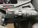 ウインカー操作に加え、様々な機能が集中操作できるレバーを搭載。視線を大きく移動させることなく、安全確認をしながら操作できます。