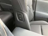 助手席は運転席からこちらのボタンを使って動かせます。