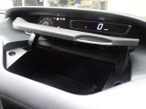 運転席アッパーボックス/小物などの収納に、お使いください。