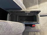 センターアームレスト付きで運転中も腕が楽々!