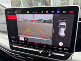 リバースギア選択時には後方映像を大画面に表示。駐車時や後退時の後方確認をサポートします。