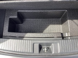 荷室下にも物入が。