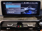 【ⅰドライブナビゲーション】文字情報も鮮明に表示する高解像度カラーディスプレイを採用。視認性に優れた地図デザインと特徴的な建造物を目印にした描写表示で現在位置を把握できます。地図データの更新も可能です