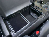 センターコンソール内は十分な収納スペースが確保されており、車内で使用する小物類を整理して収納できます。外から見えにくい位置にあるため、使い勝手と実用性を兼ね備えた装備となっております!!