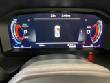 スタイリッシュなデザインのメーターで、車両情報が見やすく表示されます。走行状況をひと目で確認できます。