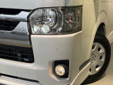 【LEDヘッドライト】悪天候や夜間走行時も良好な視界を確保し安心して運転できる高輝度LEDヘッドライトを装備!点灯速度が早く、消費電力も抑えられています。