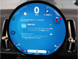 MINIのインテリアで最大のアイコンとなっているのがダッシュボードの中央に置かれた大型のセンターメーターです。現在のMINIは、センターメーターをセンターディスプレイへと形を変えて受け継がれています。