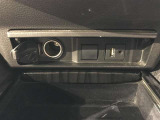 アクセサリーソケットやUSBポートを装備しています。