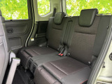 運転操作に必要なボタンやスイッチが、直感的に操作できる配置です。快適なドライブをサポートする、機能的な空間です。