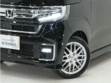 ◆オートハイビーム◆街灯などがなくて暗い場合、見やすいように自動でハイビームに。先行車や対向車を検知すると、ロービームに切り替えます!