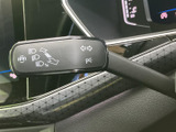 操作しやすい位置に配置されたウインカーレバー。視認性も高く、安全な車線変更をサポートします。直感的な操作で、スムーズな運転を支援します。