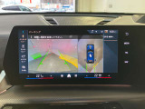 パーキングアシストプラス:トップビュー+3Dビュー、パノラマビューが含まれ車の周囲の状況をディスプレイで確認できます。スマートフォンからリモートで3Dビューで周囲を確認できます。