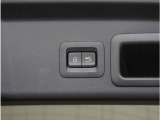 【パワーリアゲート】スイッチを操作することにより、リアゲートが自動で開閉します。自動開閉中のリアゲートを、半開以上の位置で止めることができます。