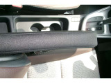 運転席アームレストが付いています。