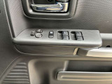 パワーウィンドウのスイッチです☆隣には電動格納ミラーの開閉スイッチがあり、ミラーの角度調整スイッチもあります☆簡単操作で扱いやすい☆