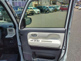 運転席のドア内部でございます。