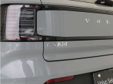 【EX30】コンパクトなパッケージに収められた電気自動車ならではのハイパフォーマンス。ボルボに乗る人だけでなく周囲の人びとも守る先進の安全・運転支援機能を標準装備しています。