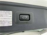 電動式バックドアです。 荷物を持ったままでもボタン一つで自動的に開け閉めできるので便利ですよ。 挟み込み防止機能も付いていますのでお子様の手や荷物を挟み込むのを防いでくれますよ。