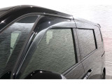 オプションのドアバイザーが装備!!タバコ・ペットなどの臭いが室内にこもるのが嫌な方、換気機能はもちろんのこと降雨時にも少しだけ窓を開けておくことが可能です!