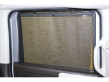 後部座席にはサンシェード付きなので日よけもバッチリ☆