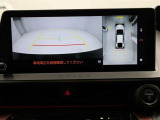 パノラミックビューモニターを装備。駐車場や交差点でクルマを真上から見るように周囲を確認できます。機能の詳細は販売店スタッフまでおたずねください。