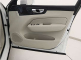 運転席ドアの全景です。キャビンを彩るすべてのものに、機能を形にした美しさが備わっています。