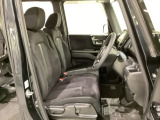女性でも運転がしやすいように、シートの高さ調整機能(シートリフター)がついています。運転席と助手席の間が空いている為、助手席側への移動がスムーズです。交通量の多い道でも助手席側から乗り降りができます。