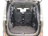 3列目シートは跳ね上げ式で折りたたみ可能です。キャンプ用品など大きな荷物もばっちり収納可能です!