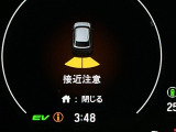 パーキングセンサーシステムは走行中に障害物が迫ると音と表示でお知らせ、低速走行時時の安心感を高めます
