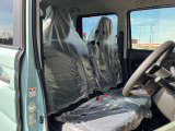 広く快適な運転席です。長距離運転も楽々ですよ!