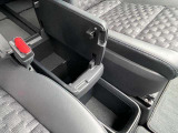 センターコンソールも十分な広さがあります!お子様がいらっしゃる方はお車の中に荷物がそのまま置かれがちですが、ティッシュや小物類もしっかりと収納することが出来ますよ!!