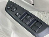 【電動格納ミラー】サイドミラーは電動格納式となっており、狭い駐車場でもキズがつくリスクを抑えられます。