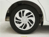 ◆純正ホイール装着車◆シンプルなデザインのホイールキャップ付きです。
