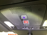 【SOSボタン】体調が悪くなったときや、事故に遭遇したとき、あおり運転にあっている時など、緊急時にボタンを押すと緊急サポートセンターにつながり、オペレーターが警察・救急への取次ぎを行います。