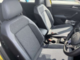運転席・助手席の状態です。T-Crossらしいデザインのシートで、車内の雰囲気も明るく仕上がっています。